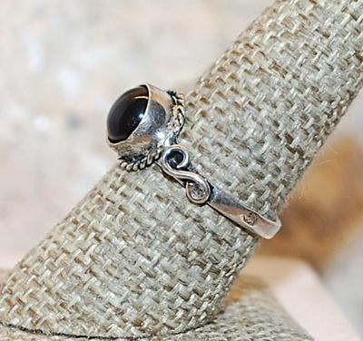 Size 9 Marked .925 Translucent PURPLE Cabochon Stone Ring with Rope Surround & "Curly Q" Accents on a Silver Band (2.1g)