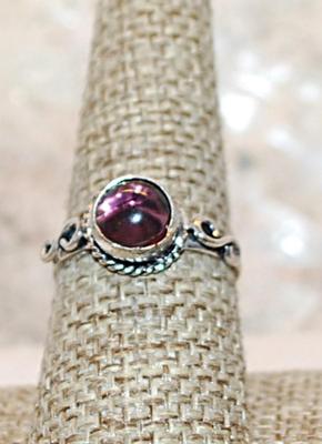 Size 9 Marked .925 Translucent PURPLE Cabochon Stone Ring with Rope Surround & "Curly Q" Accents on a Silver Band (2.1g)