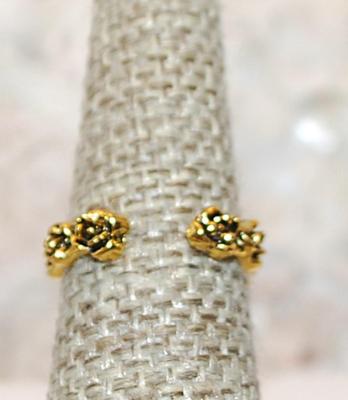 Size 6 TOE RING with "Black & Gold ROSES" on a Gold Tone OPEN BAND (1.9g)