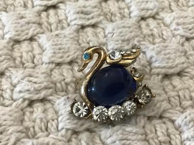 Jelly Belly Swan Pin Vintage
