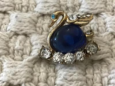 Jelly Belly Swan Pin Vintage
