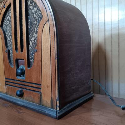 LOT 237: Philco Type 84 Cathedral Radio For Parts