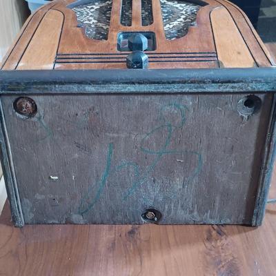 LOT 237: Philco Type 84 Cathedral Radio For Parts