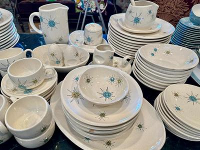 Kitchen Lot - 7- Franciscan Atomic Starburst. 11 Dinner Plates & more plus serving pieces