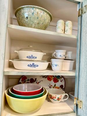 Kitchen Lot 10 w/ Pyrex Nesting bowls, Corning blue flower, and TexasWare bowl