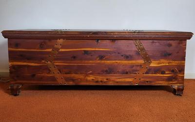 LOT 7B: Antique Hill-Hoel Mfg. Co. Red Cedar Storage Chest