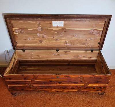 LOT 7B: Antique Hill-Hoel Mfg. Co. Red Cedar Storage Chest
