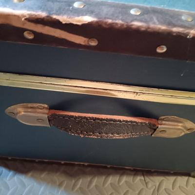 LOT 38B: Vintage Storage Trunk