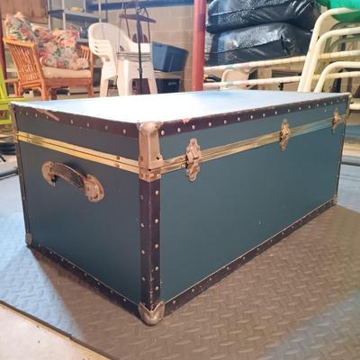 LOT 38B: Vintage Storage Trunk