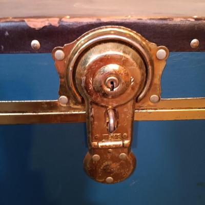 LOT 38B: Vintage Storage Trunk
