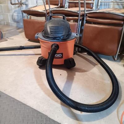 LOT 39B: Ridgid 22.5 Litre Wet / Dry Vaccuum