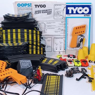 LOT 95B: Tyco Zero Gravity Cliff Hanger Set