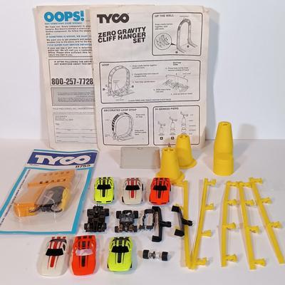 LOT 95B: Tyco Zero Gravity Cliff Hanger Set