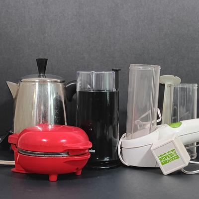 LOT 208K: Farberware SuperFast Electric Percolator, Wear-Ever Super Shooter Cookie Press & More