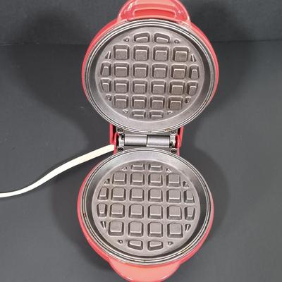 LOT 208K: Farberware SuperFast Electric Percolator, Wear-Ever Super Shooter Cookie Press & More