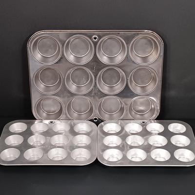 LOT 210K: Pyrex Stacking Mixing Bowls, Farberware Sheet Pan, Wilton Loaf Pan & More