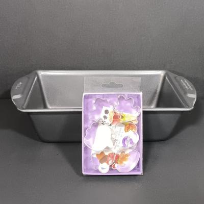 LOT 210K: Pyrex Stacking Mixing Bowls, Farberware Sheet Pan, Wilton Loaf Pan & More
