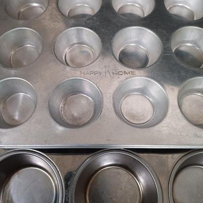 LOT 210K: Pyrex Stacking Mixing Bowls, Farberware Sheet Pan, Wilton Loaf Pan & More