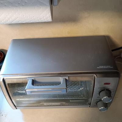LOT 213K: Black and Decker 4-Slice Toaster Oven