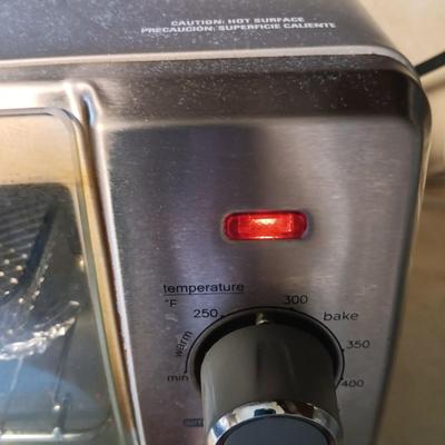 LOT 213K: Black and Decker 4-Slice Toaster Oven