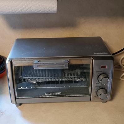 LOT 213K: Black and Decker 4-Slice Toaster Oven