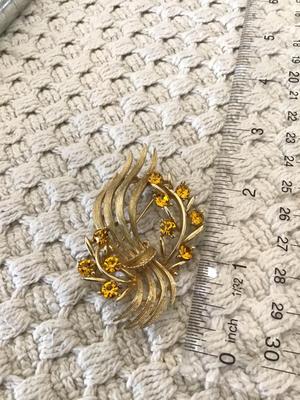 Beautiful Vintage Lisner Brooch. Marked