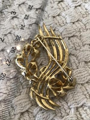 Beautiful Vintage Lisner Brooch. Marked