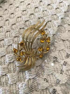 Beautiful Vintage Lisner Brooch. Marked
