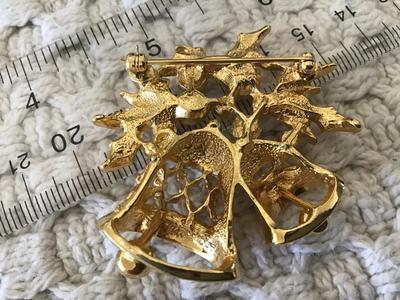Vintage Holiday Brooch Avon