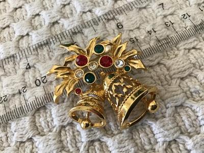 Vintage Holiday Brooch Avon