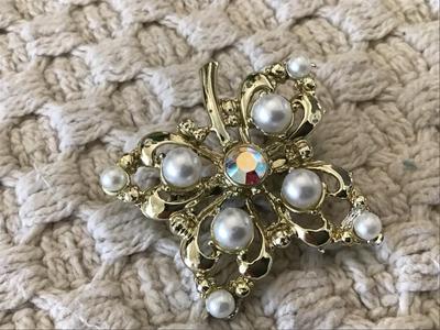 Vintage Brooch Gold Tone