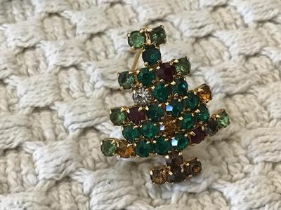 Beautiful Vintage Rhinestone Lil Tree Brooch