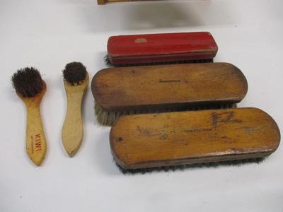 Kiwi Shoe Shine Groomer Wooden Box Foot Rest Polish Solid Wood Made In The USA w/ Brushes