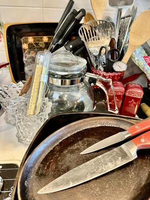 Kitchen Lot 11 - Right side of Stove top display includes Pyrex & Cast Iron