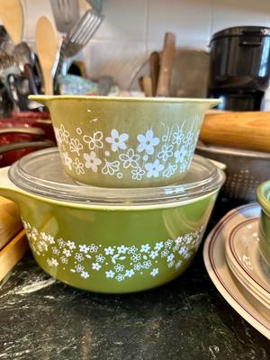 Kitchen Lot 11 - Right side of Stove top display includes Pyrex & Cast Iron