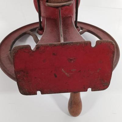 LOT 89: Antique Number 1-1/2 Cast Iron Hand Crank Grain Mill