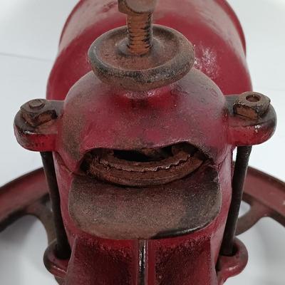 LOT 89: Antique Number 1-1/2 Cast Iron Hand Crank Grain Mill
