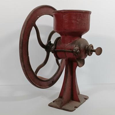 LOT 89: Antique Number 1-1/2 Cast Iron Hand Crank Grain Mill