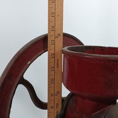 LOT 89: Antique Number 1-1/2 Cast Iron Hand Crank Grain Mill