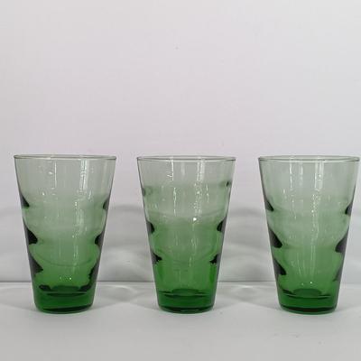 LOT 103: Vintage Kitchen - Pyrex Spring Blossom Casserole Dish, Libbey Ripple Green Glasses, Arc Spice of Life Jar & More