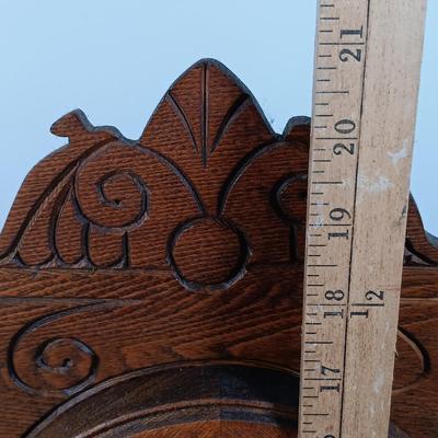 LOT 104: Vintage Gingerbread Mantel Clock
