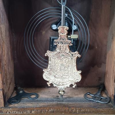 LOT 104: Vintage Gingerbread Mantel Clock