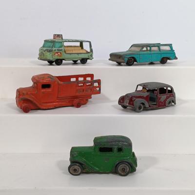 LOT 191: Cast Metal Sedan Car, Matchbox Lesney Commer Bottle Float, Austin Metropolitan Taxi, Studebaker Lark Wagonaire & Cast Metal...