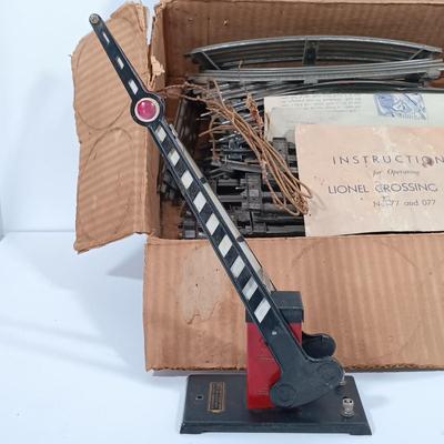 LOT 194: Lionel Type 1030 Transformer, Marx 404 Block Signal, 077 Cross Gate, Control Switches & Metal Track