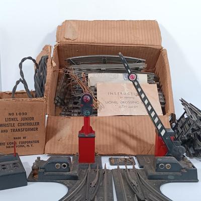 LOT 194: Lionel Type 1030 Transformer, Marx 404 Block Signal, 077 Cross Gate, Control Switches & Metal Track