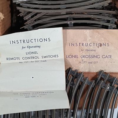LOT 194: Lionel Type 1030 Transformer, Marx 404 Block Signal, 077 Cross Gate, Control Switches & Metal Track