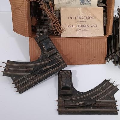 LOT 194: Lionel Type 1030 Transformer, Marx 404 Block Signal, 077 Cross Gate, Control Switches & Metal Track