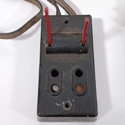 LOT 194: Lionel Type 1030 Transformer, Marx 404 Block Signal, 077 Cross Gate, Control Switches & Metal Track