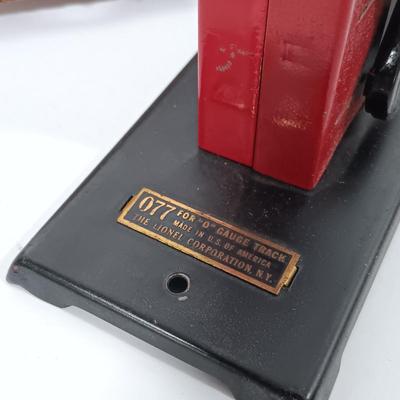 LOT 194: Lionel Type 1030 Transformer, Marx 404 Block Signal, 077 Cross Gate, Control Switches & Metal Track