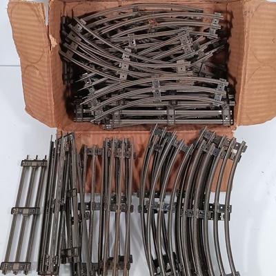 LOT 194: Lionel Type 1030 Transformer, Marx 404 Block Signal, 077 Cross Gate, Control Switches & Metal Track